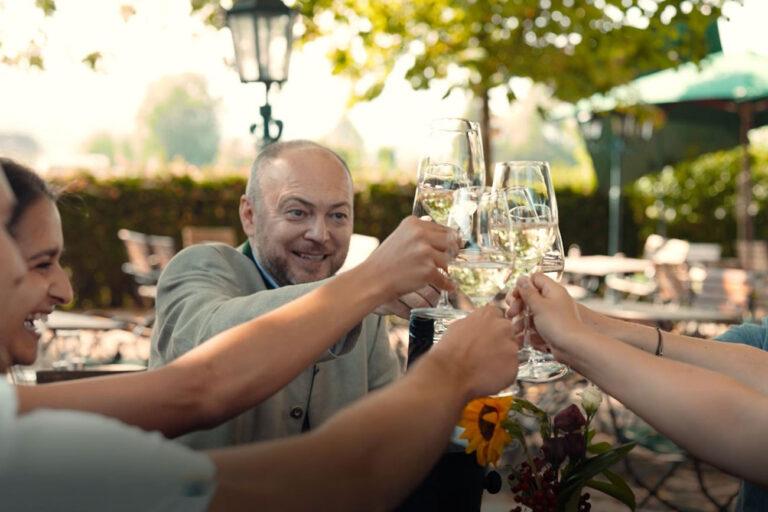 Hotel-Gasthof-Mostwastl-Salzburg-Gastgarten-Wein